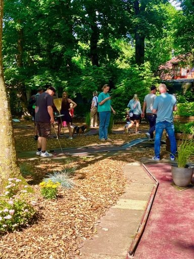 Natur-Minigolf-Dangast. Eine Spieler Gruppe bei schönem Sommerwetter