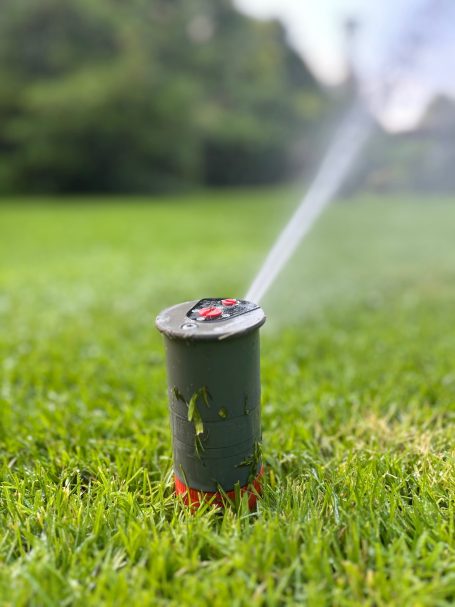 Versenkregner in Rasenflächen fördern zuverlässig, kontrolliert und sparsam kostbares Wasser