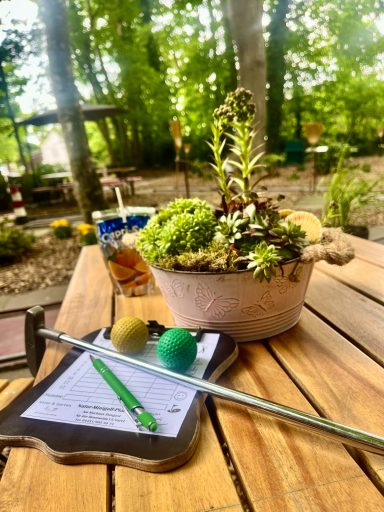 Entspannen im Kurhauswald beim Natur-Minigolf-Dangast 